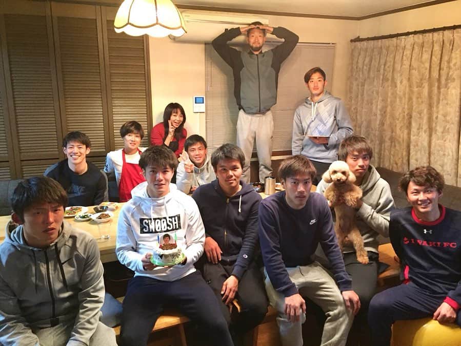のインスタグラム：「‪. . 【ピッチ上とキッチンに1年間立ち続けた先には、今まで見えなかった光が見えるだろうか。】 . . . #寮ま飯 が浸透してきた今、改めて、紹介したいと思います。 2~5枚目をぜひ読んでもらえたらと思います。 . . .  高知が好き。 もっと好きになりたい。 高知の人と街と食とスポーツを一つに。 . #高知ユナイテッドsc #高知 #高知家 #高知市 #高知グルメ #高知ごはん #アスリートフードマイスター  #アスリートフード #寮ごはん #夜ごはん #おうちごはん #スパイスカレー の沼は深い」