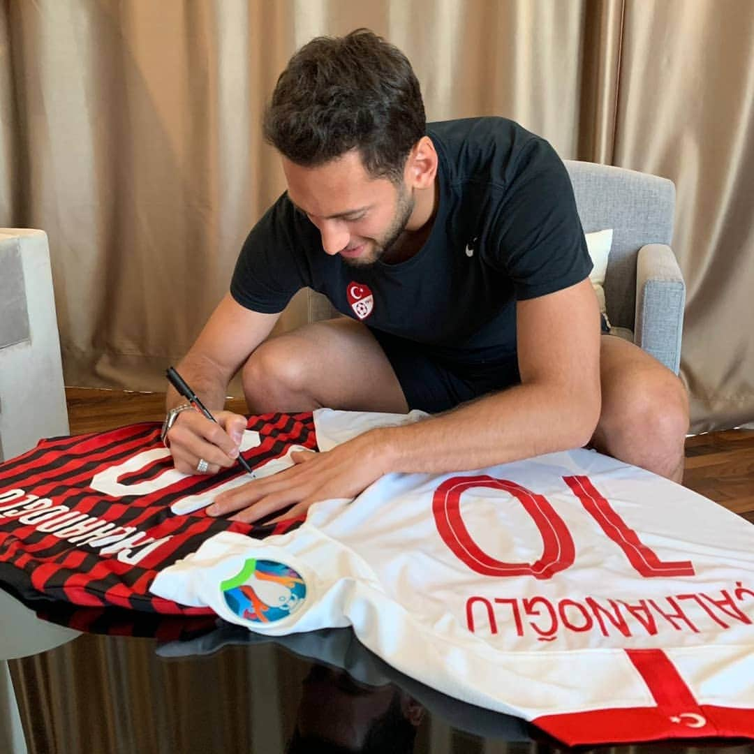 ハカン・チャルハノールさんのインスタグラム写真 - (ハカン・チャルハノールInstagram)「🚨⚡ RAFFLE ⚡🚨 To win my signed @millitakimlar 🇹🇷 or @acmilan shirt:  1.) Like this post 2.) Tag 2 friends in the comments! Good luck. Comptetition runs until 13rd June, 2019!  ________________ Şimdi bir adet imzalı @millitakimlar 🇹🇷 veya bir adet @acmilan forması kazanabilirsiniz.  Katılım için 13. haziran’a kadar 1.) bu paylaşımı beğenin ve 2.) iki arkadaşınızı etiketleyin - Başarılar! #HC10」6月7日 20時58分 - hakancalhanoglu