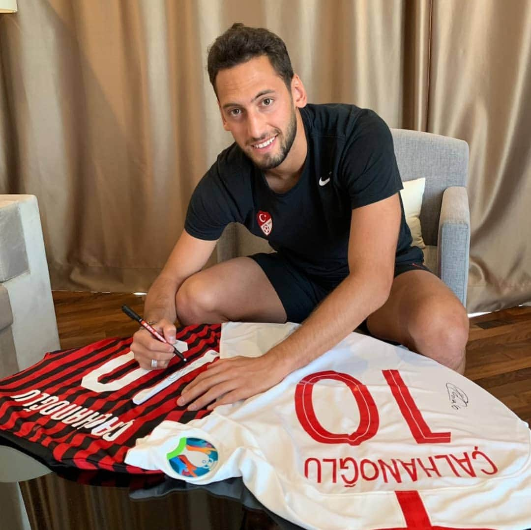 ハカン・チャルハノールさんのインスタグラム写真 - (ハカン・チャルハノールInstagram)「🚨⚡ RAFFLE ⚡🚨 To win my signed @millitakimlar 🇹🇷 or @acmilan shirt:  1.) Like this post 2.) Tag 2 friends in the comments! Good luck. Comptetition runs until 13rd June, 2019!  ________________ Şimdi bir adet imzalı @millitakimlar 🇹🇷 veya bir adet @acmilan forması kazanabilirsiniz.  Katılım için 13. haziran’a kadar 1.) bu paylaşımı beğenin ve 2.) iki arkadaşınızı etiketleyin - Başarılar! #HC10」6月7日 20時58分 - hakancalhanoglu