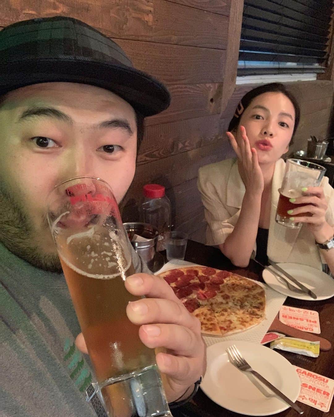 キム・ギバンのインスタグラム：「. 행복한 금요일 밤 보내세요^^ . #피맥친구 #희바라기방」