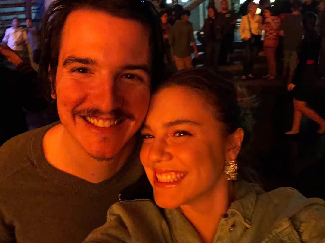 Alice Wegmannのインスタグラム：「mateus, hoje eu vou ouvir Os Argonautas, vou botar pra tocar o Transa inteiro e imaginar o Caetano comendo pão francês com leite ninho como você me contou que ele faz, vou tentar contar todos os shows que eu e você nos encontramos, eu vou até ouvir Picassos Falsos e também vou lamentar ter perdido os Mais Doces Bárbaros no palco. ontem você me mandou um vídeo do Caê cantando O Estrangeiro no Faustão em 89, gente, ainda bem que eu tenho você pra compartilhar essas coisas e pra me contar toda história dessa gente de quando a gente nem vivo tava, mas agora sim, agora estamos - vivos, muito vivos - e hoje ainda mais porque é seu aniversário. por isso hoje eu vou me lembrar que você me cobra um livro meu, hoje eu vou cantar e comemorar todos os prêmios de literatura que você já ganhou com seus vinte e poucos anos e vou também te cobrar um roteiro de um filme preu atuar. vou devolver o seu Rubem Fonseca que peguei emprestado, vou torcer pra você me levar na Travessa de novo pra discretamente me fazer gastar pequenas fortunas que valem a pena, vou dizer pra um monte de gente que você leu cento e poucos livros no ano e que a sua avó leu cento e mais, vou querer comer um gyoza no Pabu e a cada mordida desejar todas as coisas mais lindas pra você, mateus, que navega a vida como um argonauta e que uma vez me citou camus - e eu aqui o repito: “o que conta é ser verdadeiro e então tudo se inclui nisso, a humanidade e a simplicidade. e quando seria eu mais verdadeiro e mais transparente do que no momento em que eu sou o mundo?” ainda ele, no mesmo livro, “se eu tivesse que escrever aqui um livro sobre moral, ele teria cem páginas, e noventa e nove seriam brancas. na última eu escreveria: ‘eu só conheço uma obrigação: a de amar’” ame muito nessa vida, Mateus.  e saiba que eu amo você.  feliz aniversário, da sua amiga Lince 🖤」