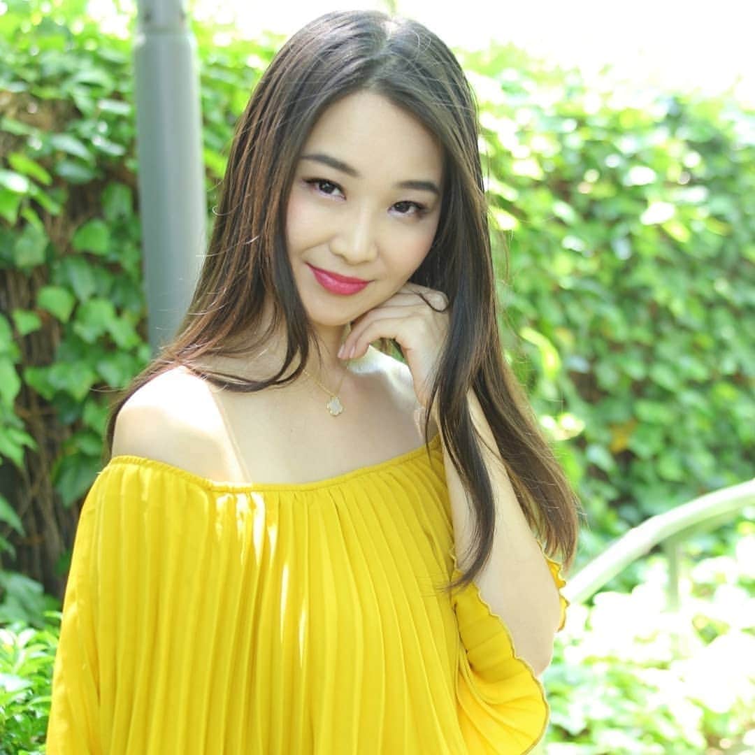 Miyu Toyonagaのインスタグラム：「💛💛 - - - ☀️の時のもの。  明日は大好きな友人達に久しぶりに会えるので楽しみ。  Neckless: @vancleefarpels##VCAalhambra Dress: @Chicwish #chicwish」