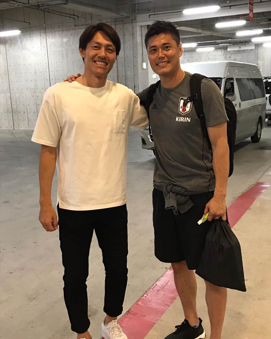 川島永嗣さんのインスタグラム写真 - (川島永嗣Instagram)「豊田の時の散歩隊。 珍しいメンバーも参加！  そして豊田での練習の後はこの方にも会えました！ @narazaki.csf  #from#toyota#to#sendai#samuraiblue#豊田から仙台#散歩隊#日本代表#楢崎正剛#偉大なる背中#いつかこの人のように」6月7日 20時54分 - eijikawashima01