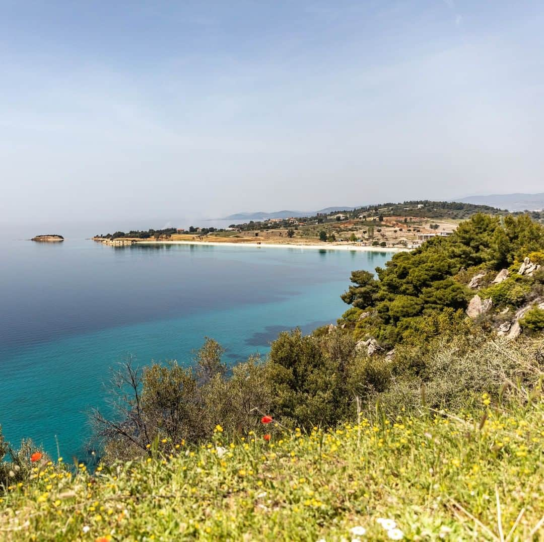 ルフトハンザさんのインスタグラム写真 - (ルフトハンザInstagram)「The crystal clear water on the Kassandra peninsula invites to take a dip. In summer a welcome break from the hot temperatures. #Lufthansa #CityOfTheMonth #Thessaloniki」6月7日 21時01分 - lufthansa