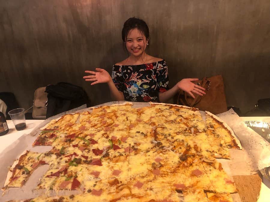 石井美音奈のインスタグラム：「#留学 #philippines #セブ島 #フィリピン #AHGS #アーグス #ネスグローバル #ピザ #巨大ピザ #pizza #bigpizza  #特大ピザ」