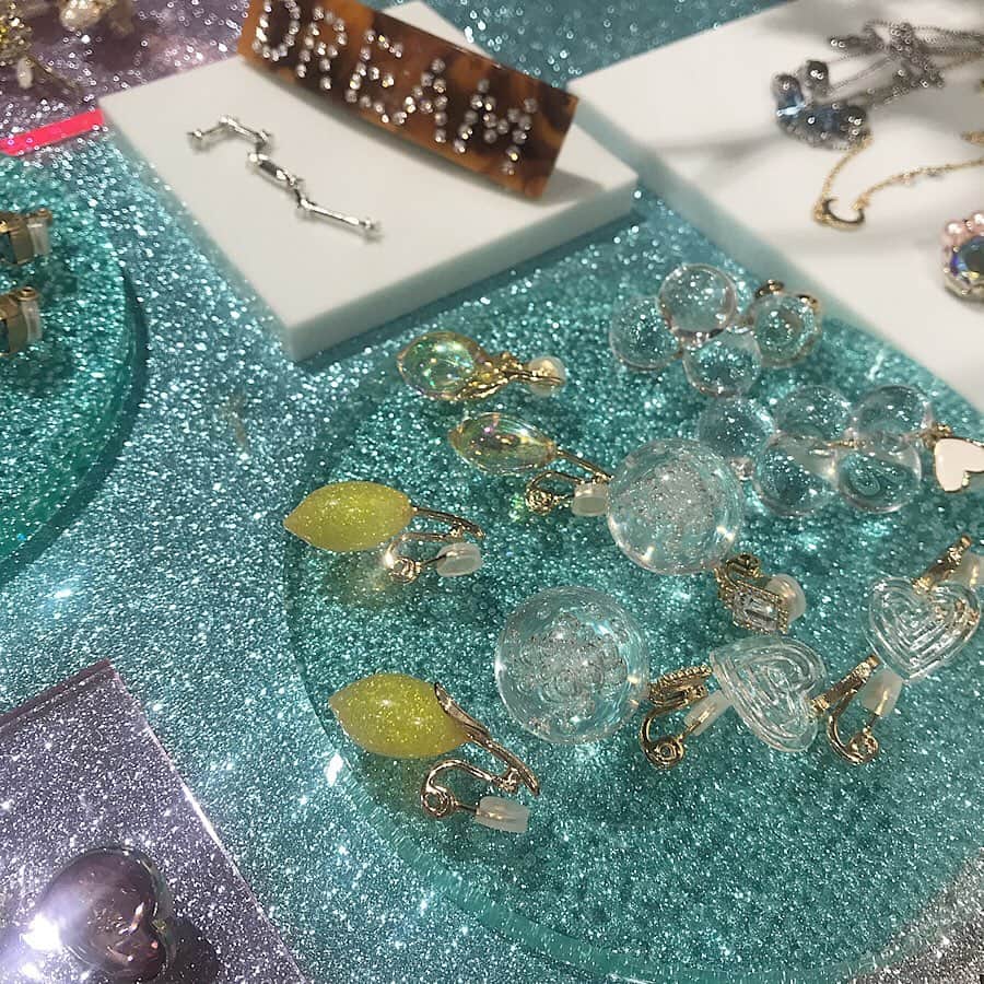 のインスタグラム：「Liquemさんの展示会に 行ってきました🍋 ㅤㅤㅤㅤㅤㅤㅤㅤㅤㅤㅤㅤㅤ 今回もキラッキラで可愛かったぁ🤤✨✨✨ 購入品はまたアップします♥︎︎ ㅤㅤㅤㅤㅤㅤㅤㅤㅤㅤㅤㅤㅤ #liquem #リキュエム #アクセサリー」