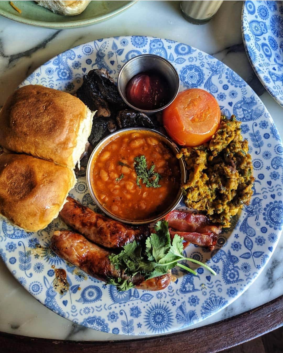 @LONDON | TAG #THISISLONDONさんのインスタグラム写真 - (@LONDON | TAG #THISISLONDONInstagram)「@clerkenwellboyec1 says... Officially THE BEST #BREAKFAST EVER! 😋 After an intensive bacon judging session last month, I'm loving @Dishoom's NEW breakfast menu || Double bacon naan with oozy fried egg 🥓🥓🍳, soy based keema per eedu 🔥, the Big Bombay (with all the trimmings) plus coconut yogurt with fresh fruit and BOTTOMLESS CHAI ✨ .... There's also the Wrestler's Naan for anyone still hungry (an extra huge portion of bacon, sausage and egg naan) 🏆💪🏻 TAG your Breakfast Crew and GO! 🌞🔥🥓🍳✨💯❤️ . . . #Friday #Dishoom #Shoreditch #Love #London #ThisIsLondon #londonlife #londonfood」6月7日 21時04分 - london