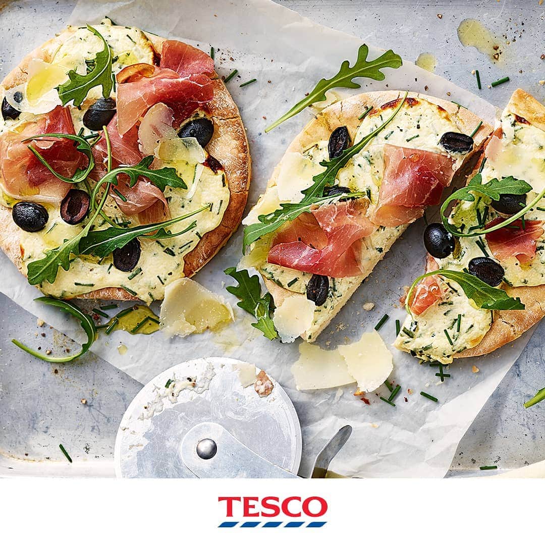 Tesco Food Officialさんのインスタグラム写真 - (Tesco Food OfficialInstagram)「Someone say mini pizza night? These little guys are perfect for a Friday evening with friends and family. Just layer on the Parma ham and Parmesan (or classic combination of your own), then slide them in the oven for 10 mins. Presto.  Ingredients 80g crème fraîche 30g Parmesan, 15g finely grated, 15g shaved 10g chives, finely snipped 2 x 75g Napolina mini pizza bases, from a 300g pack 1 small garlic clove, halved 5 pitted black olives, halved lengthways 2 slices Parma ham extra virgin olive oil (to serve) 1⁄2 x 70g bag rocket, to serve (optional)  Method 1. Preheat the oven to gas 9, 240°C, fan 220°C and put a large baking sheet inside. Mix the crème fraîche with the grated Parmesan, most of the chives and some black pepper.  2. Rub the pizza bases with the cut side of the garlic clove. Using a teaspoon, add the crème fraîche mixture, then scatter with the olives. Bake on the preheated baking sheet for 10 mins.  3. Top with the Parma ham and sprinkle with the remaining chives and the Parmesan shavings. Drizzle with a little oil and serve with rocket leaves, if you like.」6月7日 21時04分 - tescofood