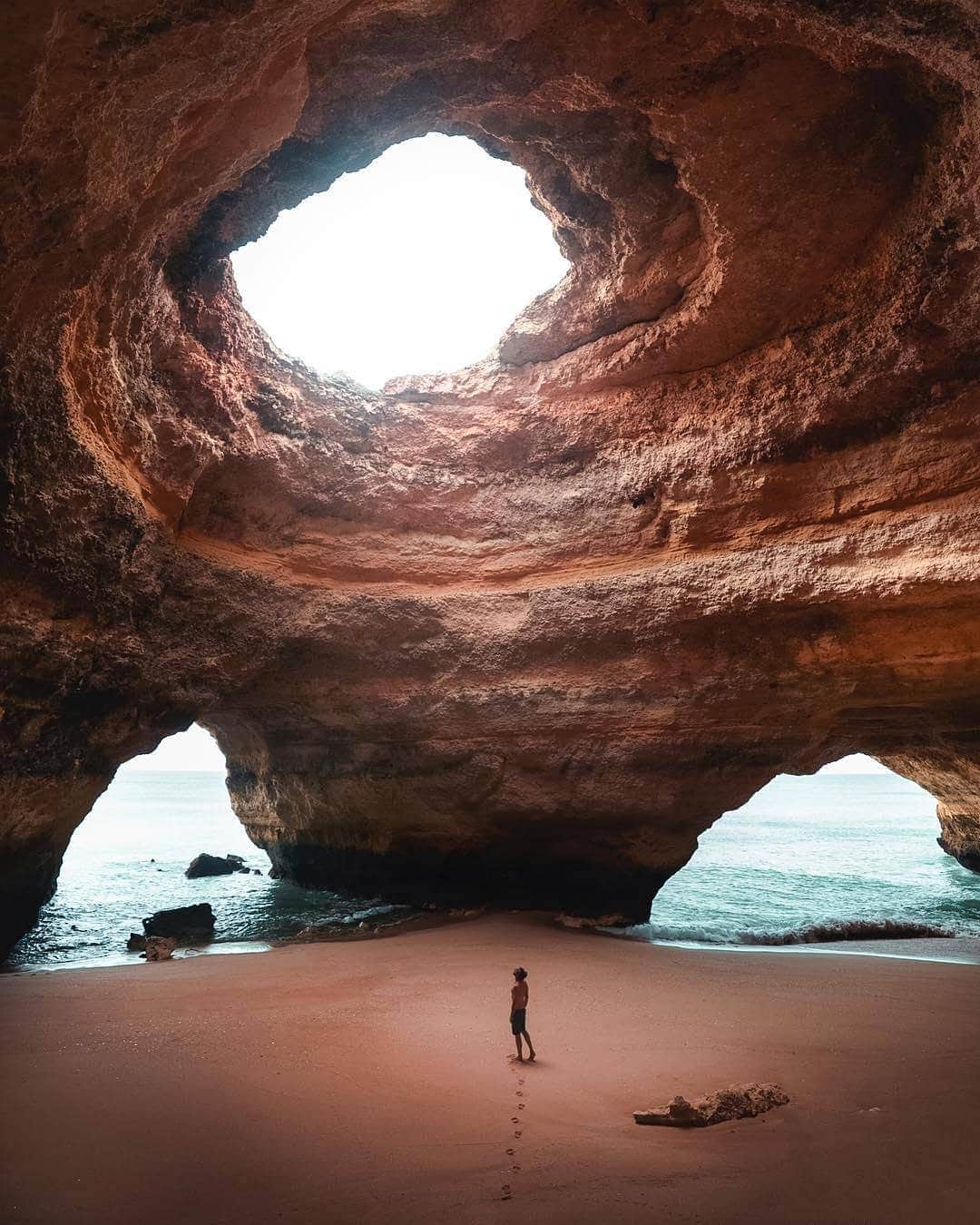 BEAUTIFUL DESTINATIONSさんのインスタグラム写真 - (BEAUTIFUL DESTINATIONSInstagram)「Swim 🏊, kayak 🚣, drive 🚗, or boat 🛥️to the Benagil Caves in Portugal. #TravelTip: choosing a boat tour will allow the perfect amount of time to capture pictures of the cave. Be prepared for rough waters, as that may occur on your way! (📷: @josiahwg 📍: Benagil Caves, #Portugal)」6月7日 21時15分 - beautifuldestinations