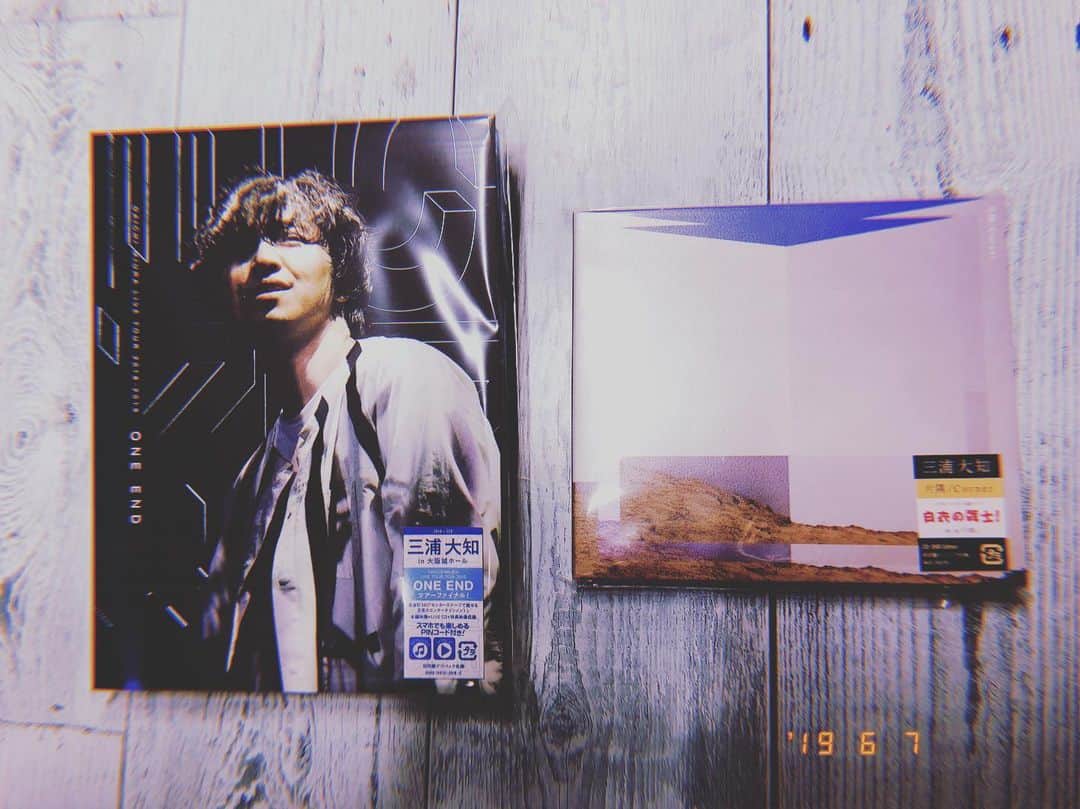 広野あさみのインスタグラム：「久々に家に帰ると 三浦大知さんのNEW SINGLE 「片隅」のCDと「DAICHI MIURA LIVE TOUR ONE END in 大阪城ホール」DVDのサンプルが届いていました。大知さんマネさんいつも本当にありがとうございます。 6月12日発売です。 購入予約や購入者特典内容は大知さんのofficialwebサイトにてチェックできます。 YouTubeで新曲片隅PVとDVDからは飛行船の超かっこいい映像が視聴できます✨😚」