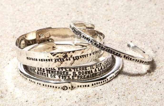 のインスタグラム：「【INFORMATION】 SERGE THORAVAL Instagramキャンペーン #BANGLEFORSUMMER﻿  6月8日(土)～6月30日(土)、﻿SERGE THORAVALのバングル、ブレスレットを着用したお気に入りの写真を、﻿ハッシュタグ #BANGLEFORSUMMER をつけてInstagramに投稿すると、﻿参加者の中から3名様にParisのアトリエから届くスペシャルなアイテムをプレゼントします！ ． ※キャンペーン詳細は @serge_thoraval_tokyo をご覧ください。  #sergethoraval #paris #セルジュトラヴァル #jewelry  #bangles #craftsman #silver #summer #hpfrance #アッシュペーフランス #howpeoplelive」