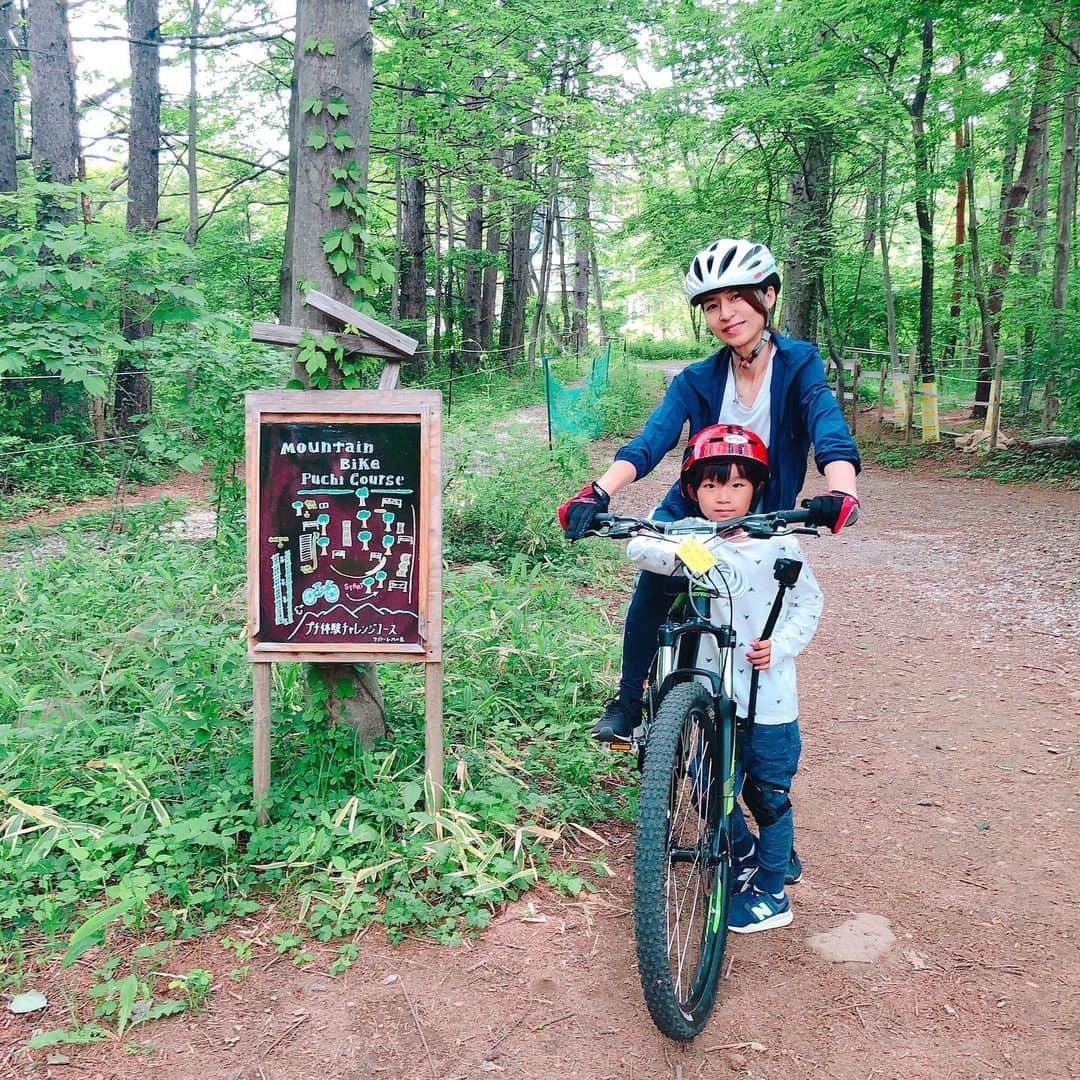 井川絵美さんのインスタグラム写真 - (井川絵美Instagram)「森の中のマウンテンバイクコースもありました🚴‍♂️‼︎ちょっとした障害物があったり坂があったり、緑に囲まれて汗かいて気持ち良かったです‼︎ 旅行に来て朝からこんな運動したの初めて〜😂😂😂 * #リゾナーレ八ヶ岳 #星野リゾート #山梨旅行」6月7日 21時11分 - igawa_emi