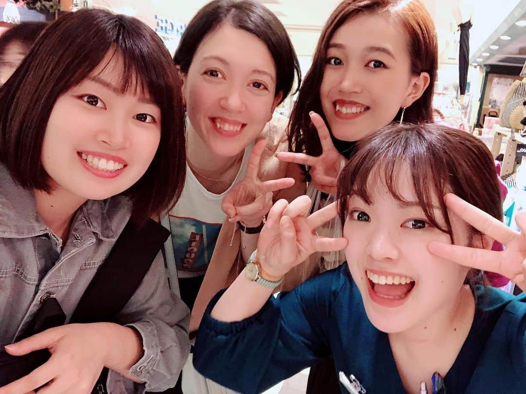 下平夏奈さんのインスタグラム写真 - (下平夏奈Instagram)「先日‼️偶然にも、 東レアローズ時代に一緒に戦っていた チームメートのみんなに 会うことができました〜😳✨ : 予定を合わせてなくても 会えるってホントに不思議なことですよね！ とても懐かしい気持ちになりました✨ : 明日香は、 初めての鶏カツデビュー!! サクサクジューシーで美味しい😳 って言ってもらえて 私も嬉しすぎたっ★ : 来シーズンは 東レアローズ、 デンソーエアリービーズ、 日立リヴァーレも バレー会場で応援したいな〜‼️ : 一緒に観戦してくださる方 大募集します〜✨✨✨ みんなで楽しく応援できたら 最高ですねっ💪  バレーボールも盛り上げて いきましょーう！！！ :  今日のお洋服は @17kg_official  最近のお気に入り★  #バレーボール #バレー選手 #タピオカ #カフェ巡り#東京  #東レアローズ #堀川真理 さん #木村美里 さん#デンソーエアリービーズ #野村明日香 #日立リヴァーレ #下平夏奈  #アスリート #スポーツ #セカンドキャリア #バレー教室 #スポーツ観戦 #スポーツ女子 #MKCAFE #鶏カツ」6月7日 21時11分 - kana0412.sss