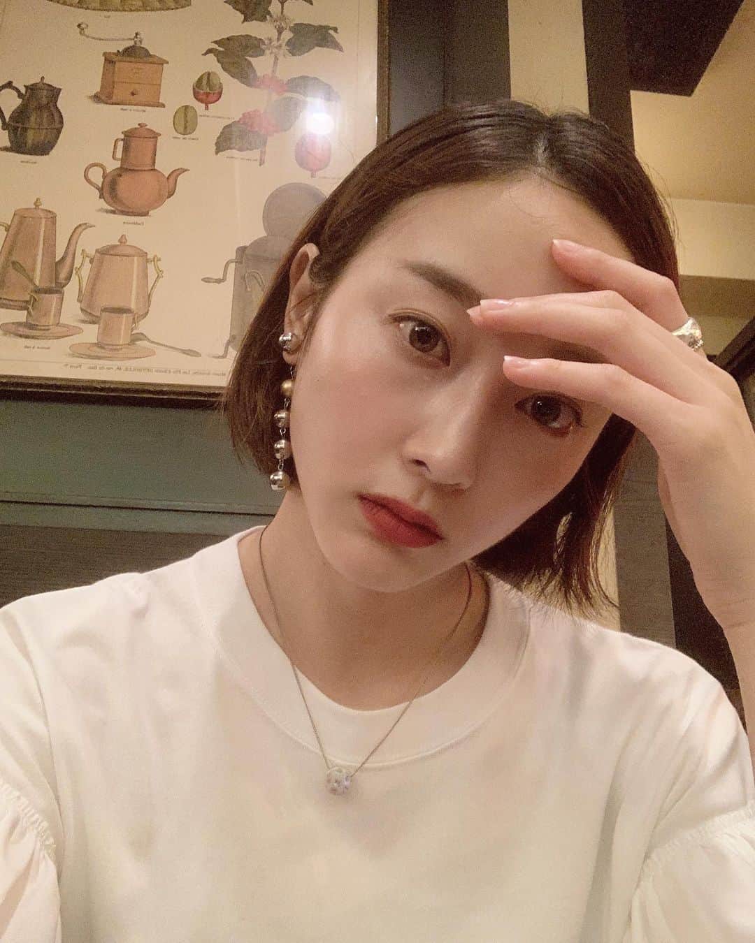 泉見祐希のインスタグラム：「. ついに梅雨入り。ただ歩いてるだけなのに気がついたら額に汗をかいてる。もう夏はすぐそこまできてるのね。もともと天パで超汗っかきな私は、今日みたいな日はデコッパチに限る！(久しぶりにしっかりメイクしたので📸。)」
