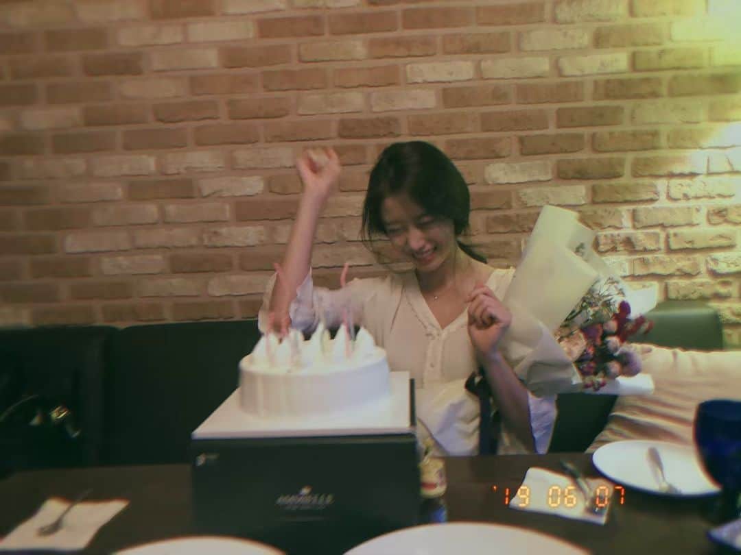 ジヨン のインスタグラム：「Thank u everyone for your sweet birthday wishes :)Have a wonderful day💋」