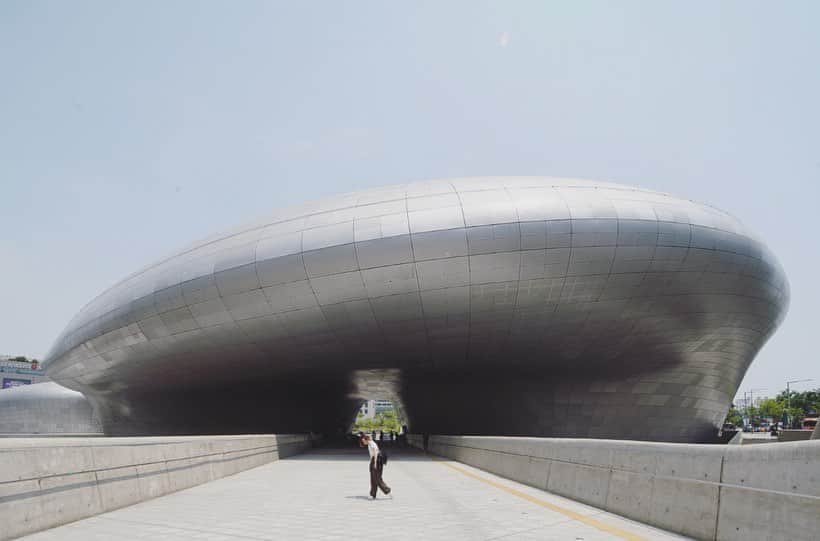 山本真由美さんのインスタグラム写真 - (山本真由美Instagram)「. ザハ🛸の建築 | DDP . まるっこーい 規模がおおきぃ〜 . 子宮みたいだったり、 大胆さと包容力💞▶︎🛸 . 彼女が建てるはずだった新国立競技場も 観たかった。 . #東大門  #東大門デザインプラザ  #ザハハディド #ZahaHadid  #ddp #tinypeople #韓国 #korea #korean #trip #architecture #建築  #建築と女優 #동대문맛집  #sunny #likeforfollow  #camera #photography  #seoul #ソウル #ufo」6月7日 21時18分 - mayumi_yamamoto.official