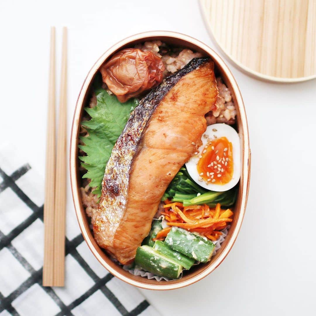 utoshさんのインスタグラム写真 - (utoshInstagram)「Griled salmon Bento. 寝かせ玄米2日目はお弁当で。 もちもちとして美味しい寝かせ玄米になってきているので、お弁当にもピッタリです。 . 詰めた具は ・焼き鮭 ・ほうれん草 ・人参しりしり ・キュウリの甘味噌和え ・ゆで卵 ・梅干し . . ぜひ作ってみてくださいね。 No local No food おいしく楽しく！ . . ブログも書きました→ @utosh_blog ぜひ読んでみてください。 . . #盛りつけエブリデイ #うまみえ弁当 #曲げわっぱ #お弁当 #おべんとう #曲げわっぱ #わっぱ弁当 . #ellegourmet#lunch#brunch#breakfast#foodporn#instagramjapan#vsco#IGersJP#onthetable#ランチ#おうちカフェ#うちごはん#暮らし#フーディーテーブル #cooking#homemade#おうちごはん#朝ごはん#japanesebreakfast#f52grams」6月7日 21時19分 - utosh