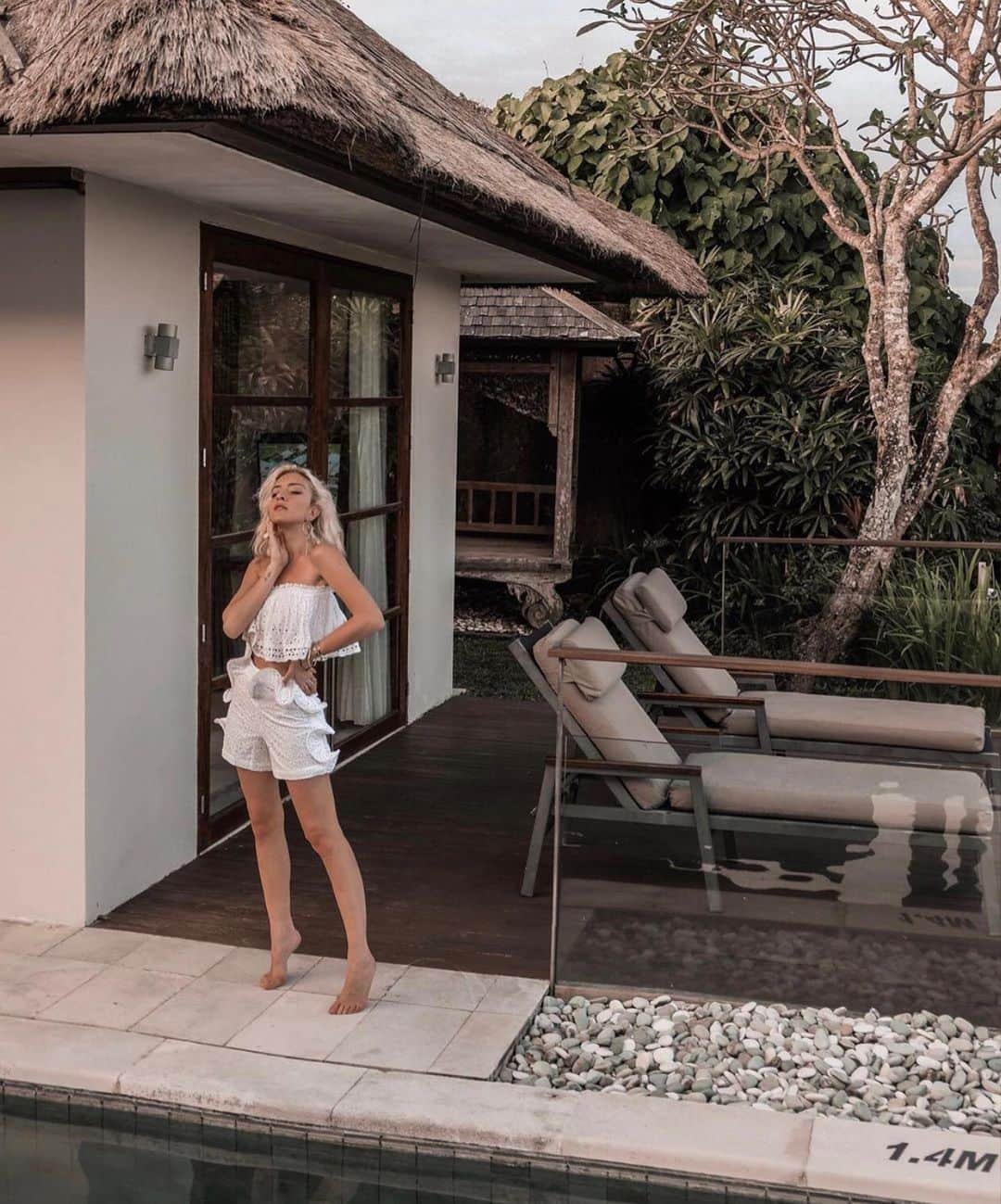 マヌーシュさんのインスタグラム写真 - (マヌーシュInstagram)「#ManoushGirl in Bali 🌺 Gorgeous @elenellis wears our Brigitte top and short, available in stores & online 🌞 Tap to buy the look !」6月7日 21時19分 - manoush_officiel