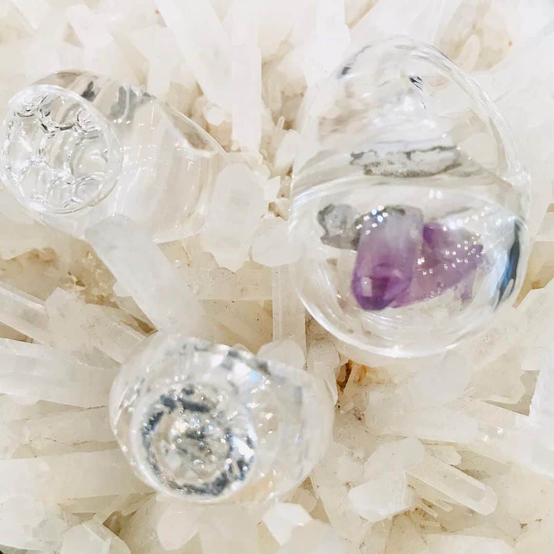 SPURさんのインスタグラム写真 - (SPURInstagram)「水晶のなかにダイヤモンド💎がキラリ。山梨の工房併設の直営ショップTO LABOのリング。 透き通る美しさに、吸い込まれるようです。（編集N） #tolabo #水晶 #リング」6月7日 21時19分 - spurmagazine