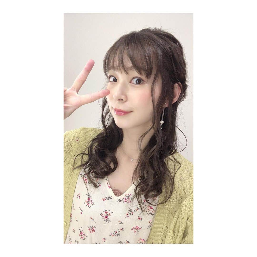 酒井瞳さんのインスタグラム写真 - (酒井瞳Instagram)「今日の #ヘアアレンジ #衣装 が白の花柄ワンピースだったからハーフアップにしていただきました！ #新潟 のヘアメイクさんいつも可愛くアレンジしてくれるから今回もお任せでお願いしたら可愛いねじり編み込みしてくれてた♡ 髪伸ばして色々アレンジするの楽しい(^ ^) #ロング #編み込み #ハーフアップ #八千代ライブ #nst」6月7日 21時20分 - s.sakaihitomi