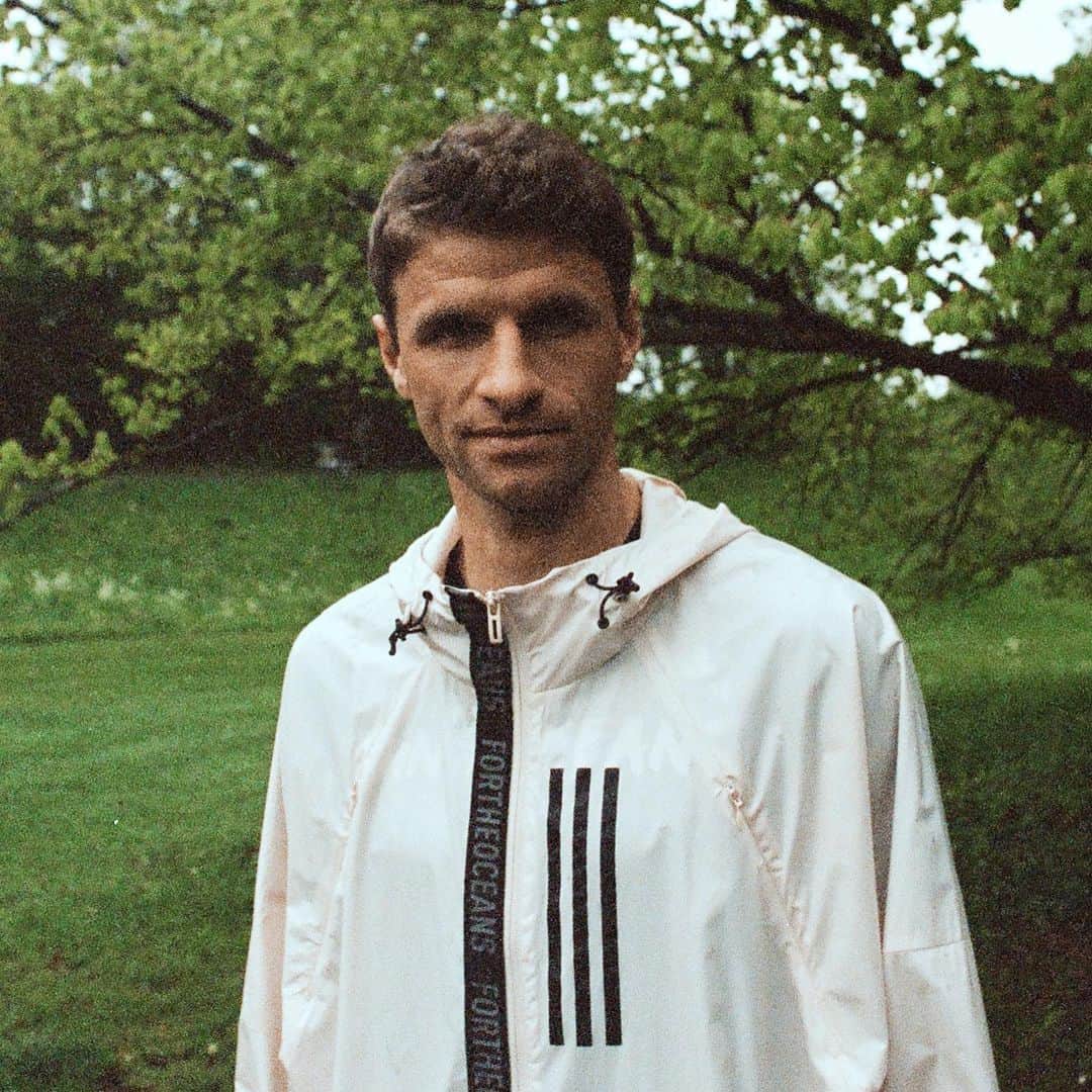 トーマス・ミュラーのインスタグラム：「Together for the oceans 🏃🏽‍♂️ We need you. Register now! #RunForTheOceans #esmuellert #createdwithadidas - ANZEIGE」