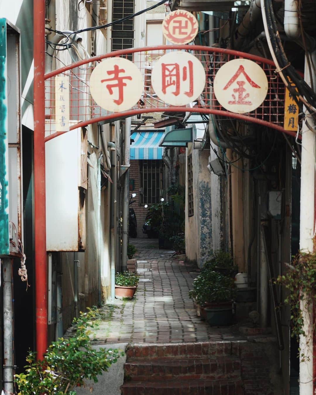 言身寸 in Tainan, Taiwanさんのインスタグラム写真 - (言身寸 in Tainan, TaiwanInstagram)「#府城風景 - #看不見的城市 / #籠流連 - 2019.6.7 #taiwan #tainan #台灣 #台湾 #台南 #写真 #vsco #vscocam #vscotaiwan #vscoTW #vscotainan #ig_streetphotography #AmazingTaiwan #iseetaiwan #exploretaiwanculture #taiwan_streetphotography #Streets_Vision #SonyRX100m6」6月7日 21時22分 - kukud83