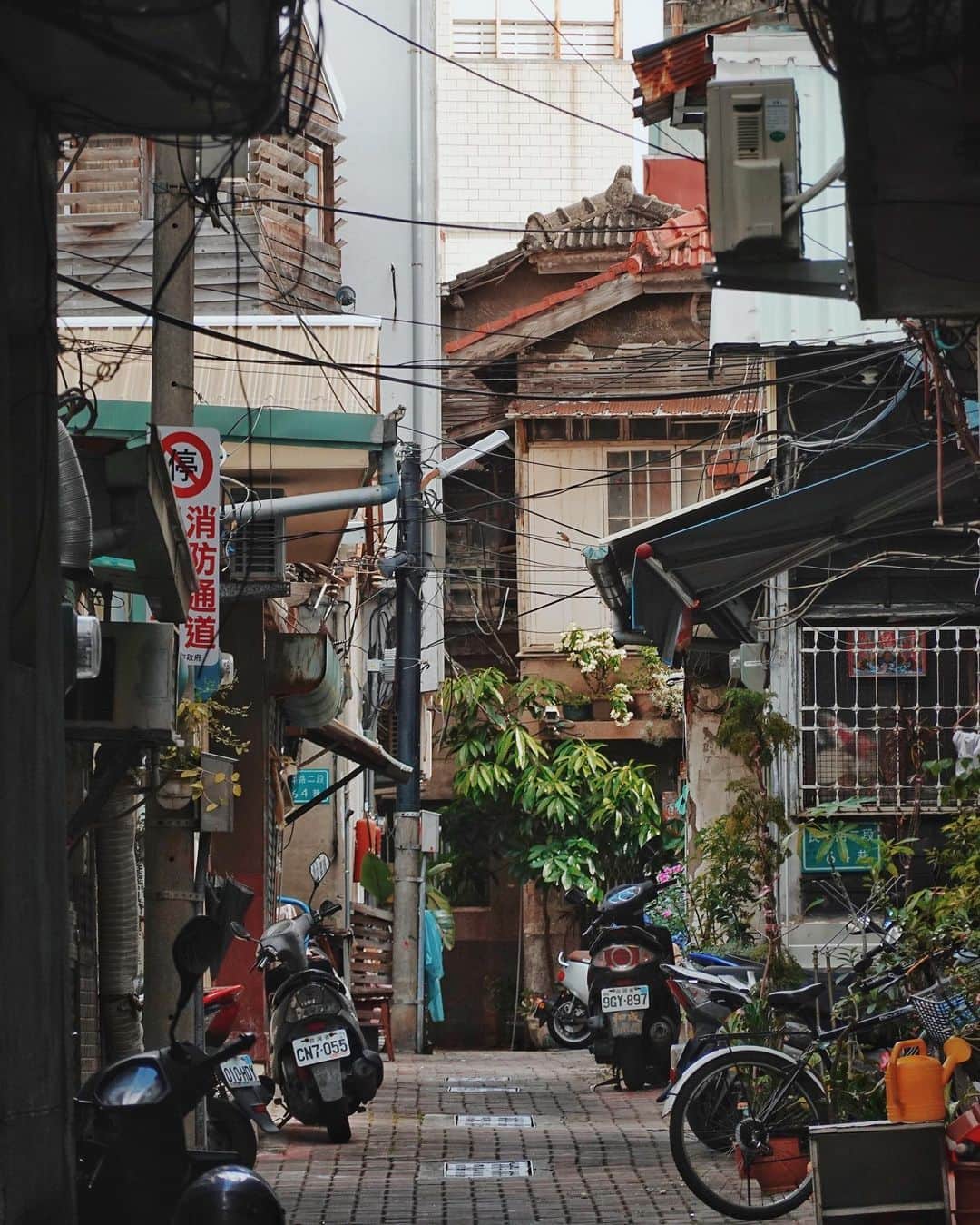 言身寸 in Tainan, Taiwanさんのインスタグラム写真 - (言身寸 in Tainan, TaiwanInstagram)「#府城風景 - #看不見的城市 / #籠流連 - 2019.6.7 #taiwan #tainan #台灣 #台湾 #台南 #写真 #vsco #vscocam #vscotaiwan #vscoTW #vscotainan #ig_streetphotography #AmazingTaiwan #iseetaiwan #exploretaiwanculture #taiwan_streetphotography #Streets_Vision #SonyRX100m6」6月7日 21時25分 - kukud83