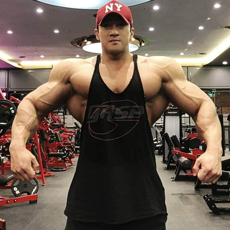 CHUL SOONさんのインスタグラム写真 - (CHUL SOONInstagram)「Leg day pic. 👌💯 . . . Huge training Program available at chulsoon.com  Follow the Facebook page to see work outs.  Facebook.com/chulsoonofficial @chul_soon @chulsoon_official (한국계정)  ______________________________ #Musclemania Pro #teamchuls makeup #traps #bodybuilding #posing #fitness #chulsoon #korean #fitnessmodel  #aesthetic #aesthetics #wbff #ifbb #chulsoon2020 #motivation  #fitfam  #다이어트 #식단 #headday」6月7日 21時25分 - chul_soon