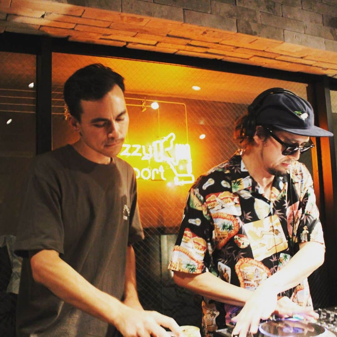 サイトウジュンさんのインスタグラム写真 - (サイトウジュンInstagram)「先週の"SOUL TIME IN KYOTO" at Jazzy Sport Kyoto、楽しかったでーす！！皆さま、ありがとうございましたー！！- 😎⛱🤙🌴💯 - - DJs: w/ @alohagotsoul  @doitjazz  @ovu_w  Special Mahalo: @jazzysport.kyoto  Photo: Roger & JxJx by @aokishin  #alohagotsoul #soultimeinkyoto #JxJx #いわゆる最高なヤツ」6月7日 21時27分 - jxjxysig