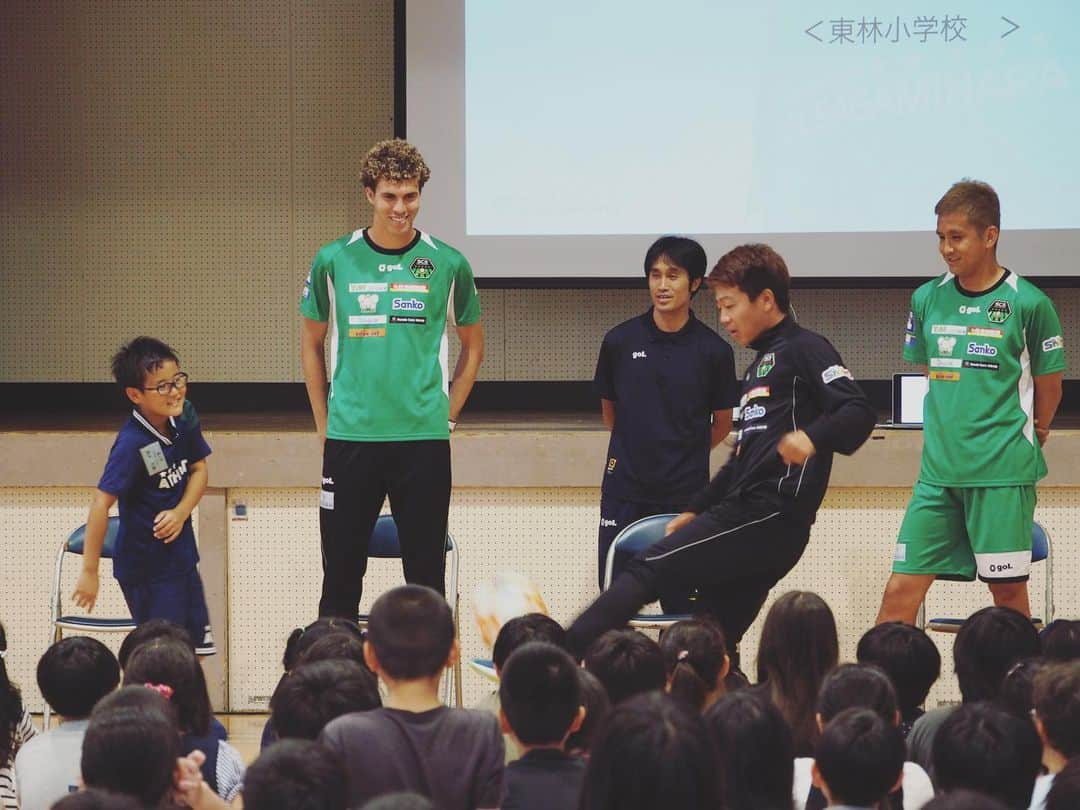 SC相模原さんのインスタグラム写真 - (SC相模原Instagram)「東林小学校のこどもたちと😊📷 * 元気いっぱいに手を上げて たくさん発言してくれました👍 リアクションも大きくて メモをとりながら 真剣に話を聞いてましたね^_^ * これから いろんなものに出会って 自分のすきなもの やりたいことを 見つけよう🌟 * 今度はスタジアムで会って ハイタッチするのを楽しみにしてます🤚 選手に話しかけてね♪ * #稲本潤一#梶山幹太#ジョンガブリエル#渡辺GKコーチ#相模原#東林小学校#夢#授業#学校#サッカー #SC相模原#jleague#jリーグ」6月7日 21時27分 - s.c.sagamihara_players