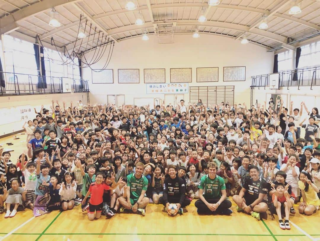 SC相模原さんのインスタグラム写真 - (SC相模原Instagram)「東林小学校のこどもたちと😊📷 * 元気いっぱいに手を上げて たくさん発言してくれました👍 リアクションも大きくて メモをとりながら 真剣に話を聞いてましたね^_^ * これから いろんなものに出会って 自分のすきなもの やりたいことを 見つけよう🌟 * 今度はスタジアムで会って ハイタッチするのを楽しみにしてます🤚 選手に話しかけてね♪ * #稲本潤一#梶山幹太#ジョンガブリエル#渡辺GKコーチ#相模原#東林小学校#夢#授業#学校#サッカー #SC相模原#jleague#jリーグ」6月7日 21時27分 - s.c.sagamihara_players