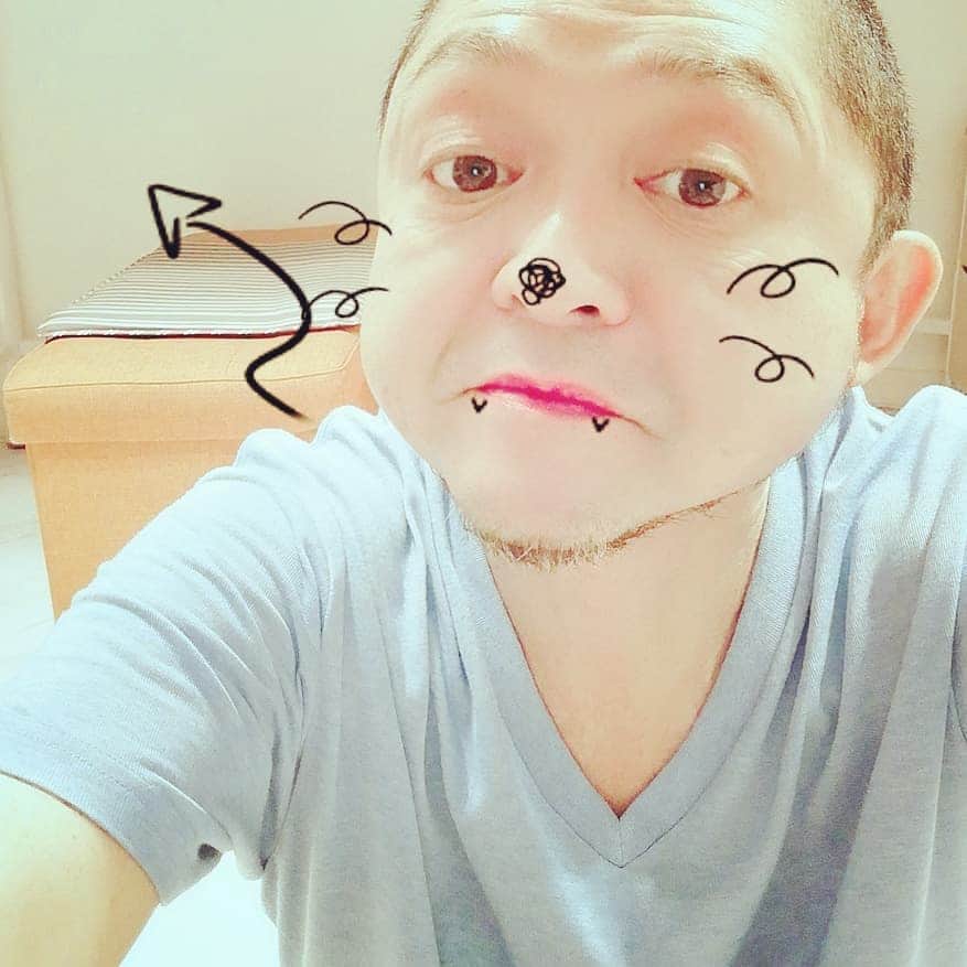 松本隆博のインスタグラム：「。 両手に抱えきれない程の 感動と…荷物を持ち込んで 今やっと東京事務所に着きました。 ちょうど1週間。 鳥取県南部町、愛媛県松山市、 大分県宇佐市、宮崎県日南市、 宮崎市で出会ってくれた全て の人に有難うヽ(*´∀｀)ノ\(*ˊᗜˋ*)/ 僕はこれからも益々がんばる！ 感謝は倍返しするからね！！ 明日は5時起きでゴルフに参り ます。 プロ野球界のレジェンド達と、 世界の競輪王もおられる中、 僕みたいなヘナチョコが 参加して良いのだろうか？ ヽ(；へ；)ノ」