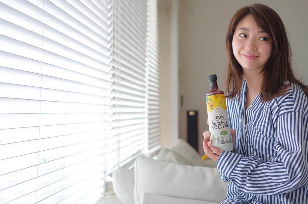 のインスタグラム：「自宅ヨガの後のお気に入りの一杯🍍  果汁をそのまま発酵させているので、フルーティーでまろやかなお酢なんです！お酢が苦手な私もグイグイ飲めるんです。 お水か炭酸で割って飲んでます。  #美酢 #ミチョ #ビューティービネガー#PR」