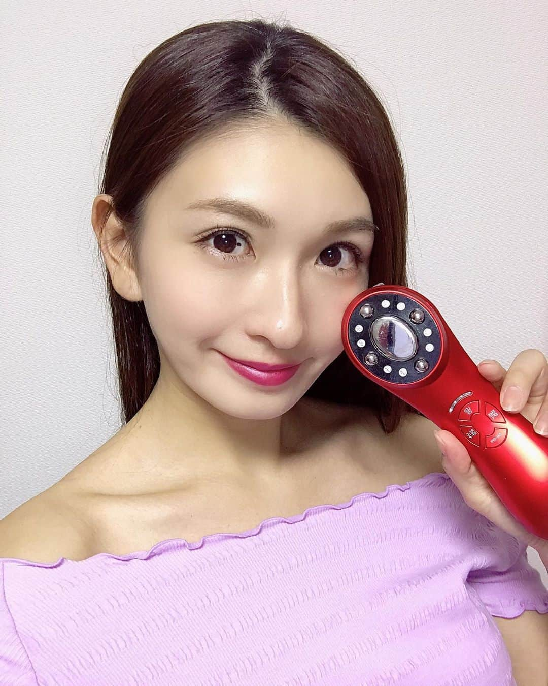 まあみさんのインスタグラム写真 - (まあみInstagram)「お家で簡単に#フェイシャルエステ ✨ #エルス美顔器 を愛用中😘🌸 * 日々のケアによる土台作りが何よりも大切なんです🥺💓 １モード３分なので、お肌の調子に合わせて使っています🌼🙆‍♀️ 使い方もとっても簡単。 EMSで表情筋にアプローチ、頬やフェイスラインの引き締め効果大😁 化粧ノリも日に日に良くなっていきます❤もう手放せない🤭💓 #美容#apeiro#美容チャンネル#エルスチャンネル#美顔器#美容#EMS#美肌#フェイスライン#引き締め#小顔#ホームケア#美肌ケア」6月7日 21時31分 - maami_1125