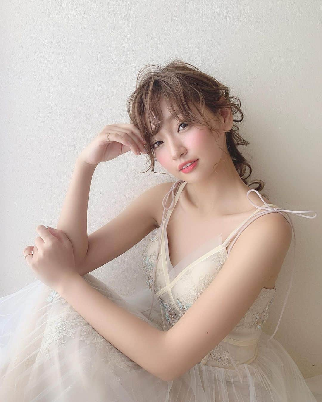 いっちゃん/嶋津 いつみさんのインスタグラム写真 - (いっちゃん/嶋津 いつみInstagram)「. . こないだの撮影で着せていただいたドレスの もうワンパターン🙌🏻💕💕💕 . . . . ドレス全体に刺繍がしてあって ボリュームは控えめやのに ゴージャス感もあって大人なドレスでした🧚🏻‍♀️✨ . . . . . ビックリなのは @xiaoqian3432  ティナさんが作ってるドレスってこと…😳💨 . . . いや、ほんま驚愕……… . . . . . . .  #関西  #関西サロモ  #サロンモデル #サロモ #いっちゃん  #フリーモデル #関西モデル  #あざといっちゃん #かわいっちゃん #ブライダルモデル #アレンジモデル #ヘアカラー  #ヘアアレンジ #ウェディング  #花嫁 #プレ花嫁 #撮影依頼受付中 . . . 6月、7月の お仕事依頼受け付けております🐝💓 . DMまでご連絡下さい🙏🏻 . . . . . .」6月7日 21時33分 - istumiiiru