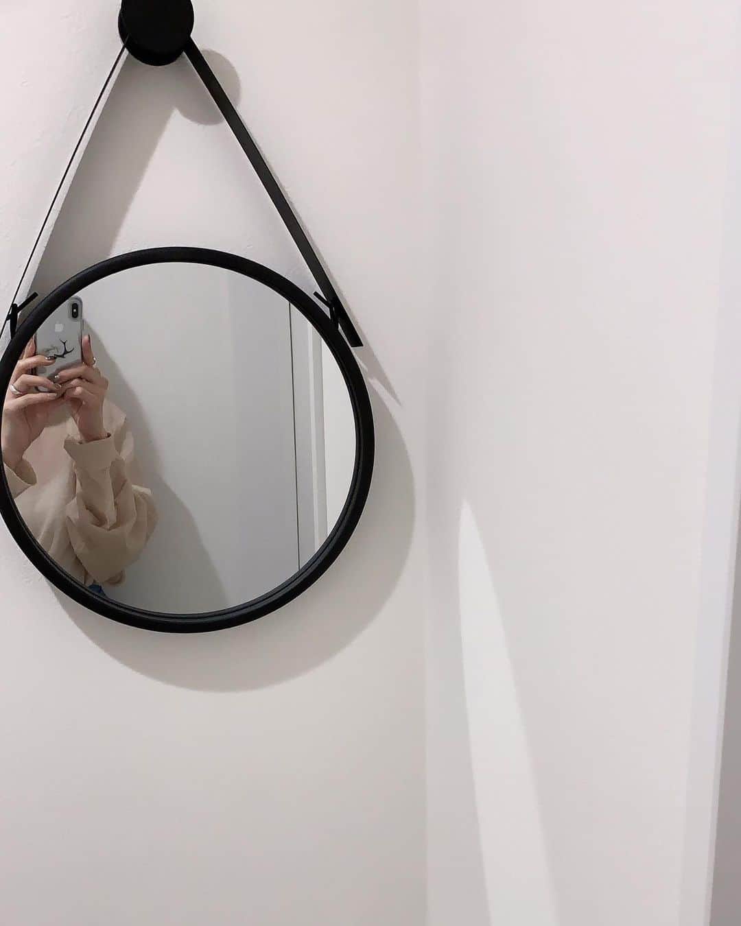 Mie Kawanoのインスタグラム：「妹 @bbespo の家のトイレで❤︎ 家って何回か建て直したくなると言うけど 妹の家行くと毎回建て直したくなる𓂃𓂂 __________________________________________ #coordinate #code #mamacode #roku #maisonmargiela #コーデ #コーディネート #ママコーデ #instagood #instafashion」