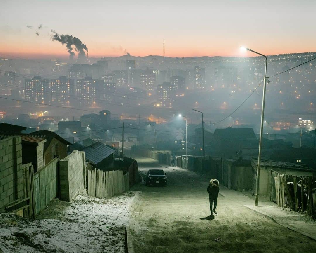 ナショナルジオグラフィックさんのインスタグラム写真 - (ナショナルジオグラフィックInstagram)「Photo by Matthieu Paley @paleyphoto | Mongolia’s capital, Ulaanbaatar, has grown rapidly and in an unplanned way in recent years, as nomadic herders have left the countryside and settled on the city's outskirts, in districts such as Dari Ekh. Living in gers (yurts) or simple houses, they use coal stoves for both heating and cooking. Ulaanbaatar’s air is one the world’s most polluted, especially during the cold winter months. This image is part of a story I recently shot for @natgeo. Please visit my profile @paleyphoto for more. #climatechange #airpollution #mongolia #ulaanbaatar」6月7日 21時37分 - natgeo