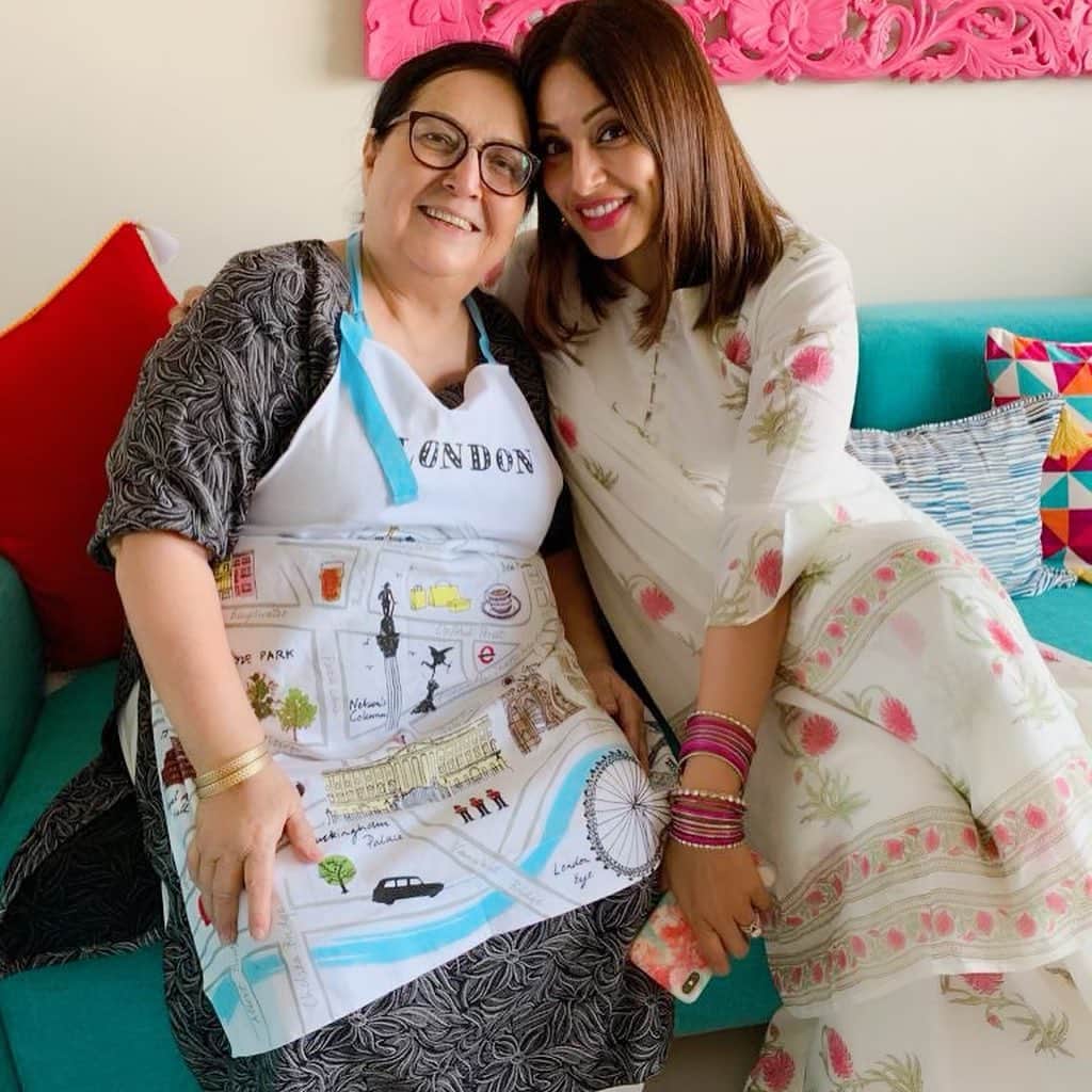 ビパシャ・バスーさんのインスタグラム写真 - (ビパシャ・バスーInstagram)「Eid festivities with the Khans❤️ Mama Khan is such an awesome chef 😘 #foodcoma #missingmonkey」6月7日 21時39分 - bipashabasu