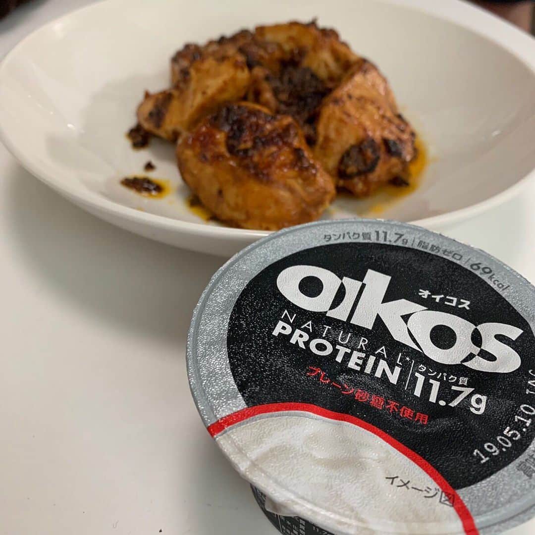 オイコスのインスタグラム：「タンパク質といえばオイコス❗👍 . トレーニング後の食事は重要💪💦だからプロスポーツトレーナーの山岸将也(@masaya__yamagishi)さんは高タンパクのオイコスをおすすめ❗ . 山岸将也さんのムービーも公開中❗このアカウントのプロフィール欄からチェック👍 @oikosjapan . #オイコス #ジブン追い越す #oikos #ヨーグルト #ギリシャヨー グルト #protein #プロテイン #タンパク質 #高タンパク #sports #スポーツ #fitness #フィットネス #gym #ジム #exercise #エクササイズ #山岸将也」