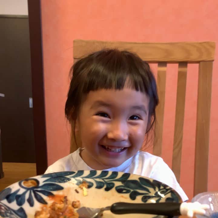 のインスタグラム：「この仕草と喋り方🤣😂 . 今週から預かりさん(幼稚園が終わった後、別の部屋で共働きの家庭の子が保育してもらうところ)に行っている娘。 幼稚園のクラスとはまた違う子たちばかりの中、毎日よく頑張りました☺️💕 . #今日で3歳11ヶ月 #来月で4歳 #日夕佳 #女の子 #娘 #沖縄」