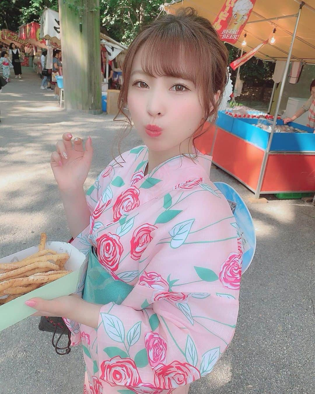 清里千聖さんのインスタグラム写真 - (清里千聖Instagram)「. ポテト大好き星人🍟💕. 東京に行くたび刺激がいっぱい...。 名古屋に帰る〜🥺🚄💕. #京都きもの町 #浴衣 #kimonomachi #pr #熱田祭り #お祭り #熱田神宮 #ラムネ #令和初 #pink #浴衣ヘア #浴衣ヘアアレンジ #キューティー #hairarrange #和装  #名古屋 #愛知 #横顔 #japanesegirl #패션스타그램 #셀카 #셀카놀이 #얼스타그램 #푸드스타그램 #ロングポテト みんな #華金 いいなぁ🥺💕.」6月7日 21時47分 - chiseikiyosato