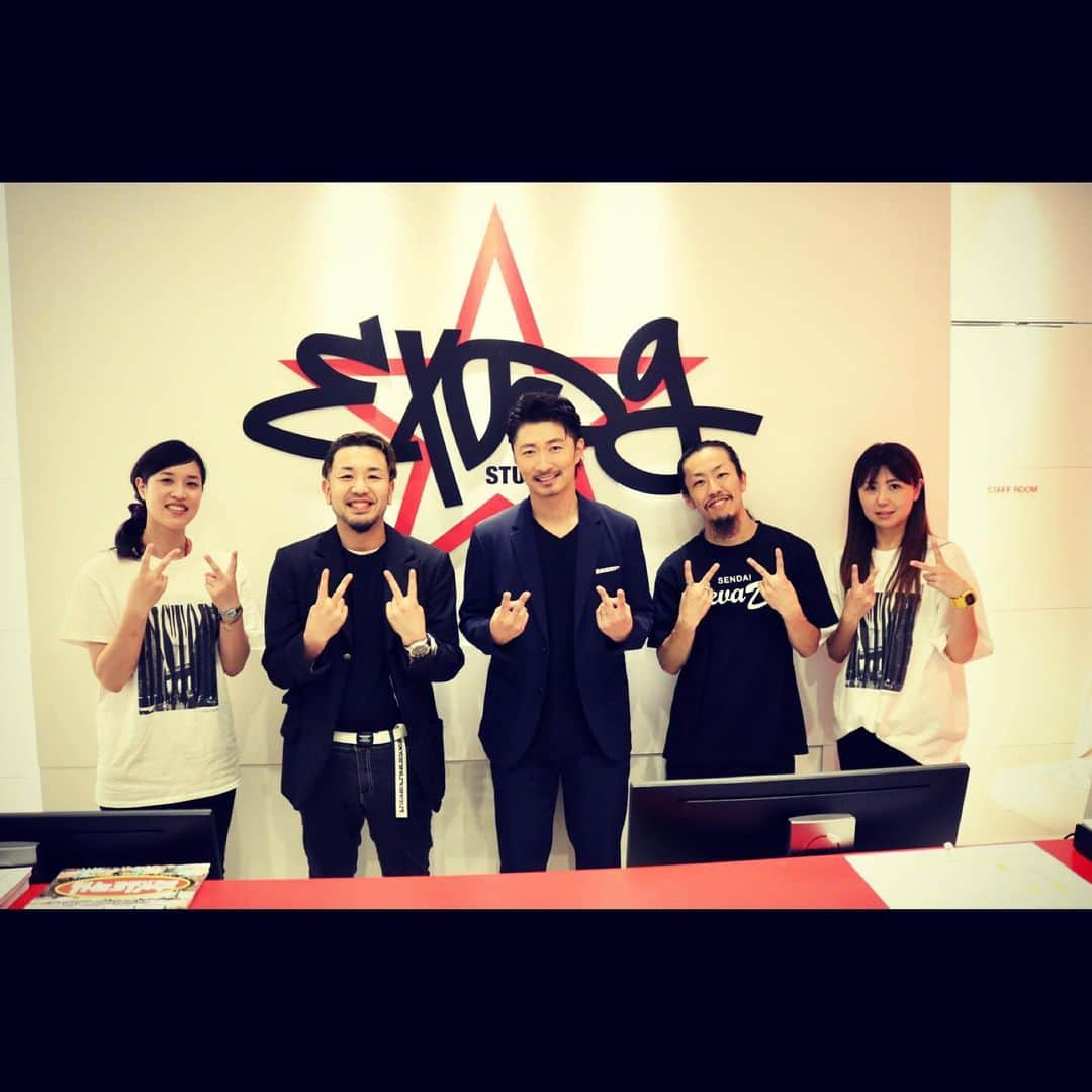 MAKIDAIさんのインスタグラム写真 - (MAKIDAIInstagram)「仙台でのRADIO, TVプロモーション終了後に EXPG STUDIO SENDAI に行ってきました👍🏼 スタッフの皆さまありがとうございました😊✨ そしてスタジオで頑張っていたルイ君！ クランプを披露してくれてありがとう✨ これからも夢に向かって頑張ってください‼️ #expg  #カリラのMVを流してくれていて嬉しかったです！ #カリラの指w」6月7日 21時52分 - exile_makidai_pkcz