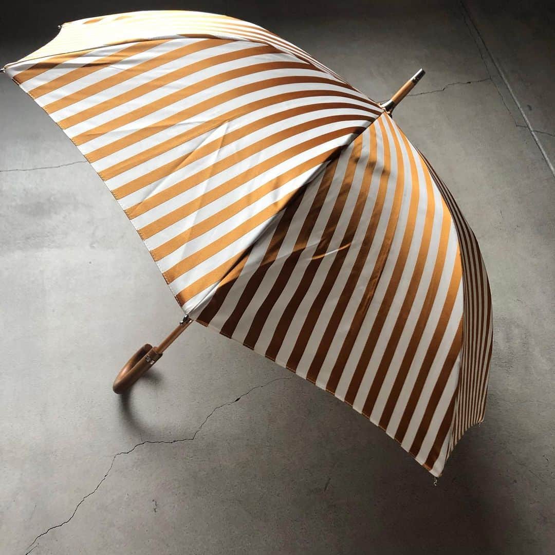 momokoさんのインスタグラム写真 - (momokoInstagram)「今日は1日スタジオ☺︎ 午後から雨との予報だったので、オーダーして届いたばかりのプラデルの晴雨兼用傘と明るい気分になれる赤ワンピで。 プラデルの傘、アソースメレの展示会で出会い、上品なテキスタイルとカラーコンビネーションに一目惚れ！どの柄もとても素敵だったのですが、私は大好きな配色のベージュ×ホワイトにしました。 * 夏の強い紫外線からしっかり守ってくれるから忙しい朝、日焼け止めを塗る時間もなくとりあえず子供の送りに行かなきゃ！みたいな時にも便利だし、日傘って黒とか暗い色が多い中、これは涼しげに見えて、高級感があるところも👍。 ベリーウェブでもお取扱いさせていただけることになったので、もし宜しければご覧になってみて下さい☺️🙏 #プロフィールのリンクから飛べます  晴雨兼用傘 #プラデル  #pradelle #verystore」6月7日 21時53分 - momoko_tsukamomo