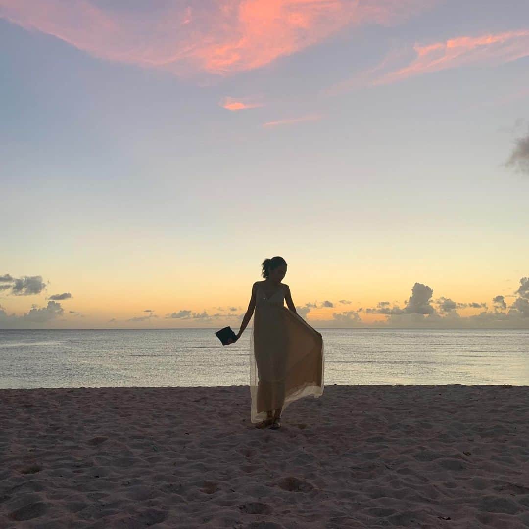 内藤陽子のインスタグラム：「夜ご飯はザ ビーチ🐚に来たら、 gun beachの綺麗さにビックリした。最高なサンセット✨入らずには居られなかった。 絶対次はgun beachからのfaifai beach🐠 #sunset #thebeach #加工なし」