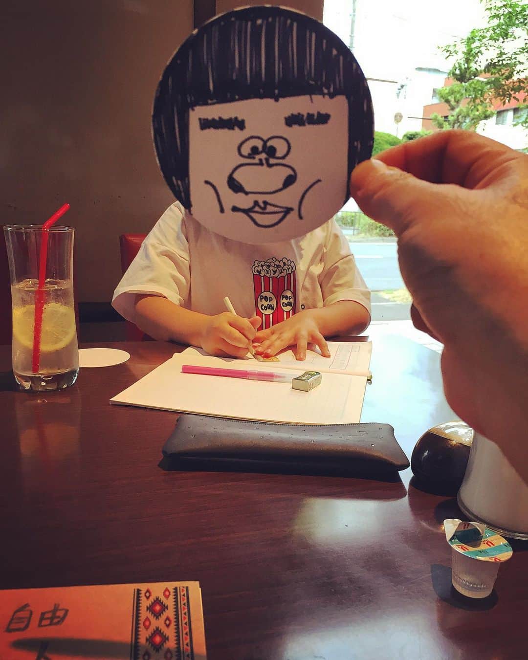 こーいちのインスタグラム：「次書いたらシバくって言われた時。  #コースター画伯」