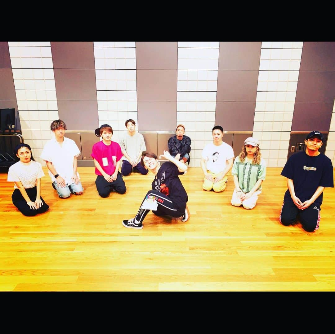 Show-heyさんのインスタグラム写真 - (Show-heyInstagram)「先日誕生日を迎えました！！！！ 沢山のコメントやメッセージありがとうございます！！ 全部読ませて頂きました！ リアルに1時間くらいかかりました！笑 本当に沢山の方々からのお言葉有り難い限りです！！！！ 本当にありがとうございます。 | ※写真2 たまたま誕生日前日に会った方々に早めの誕生日お祝いして頂きました！ 喜んでるの俺だけ？皆んなそんな祝いたくなかった？ | ※写真3 本当は仲良しだよね！ 一生仲間だよね？ね？ | 無事に6月6日で36歳になりました！ 6×6=36→3×6=18→気持ちは18歳のつもりで頑張っていきます！ 年齢とは生きてきた目安であるように、20歳だから、30歳だから、40歳だからと言わず、そんなの関係なく頑張っていきたいと思います！！ | そして沢山のコメントをくれたファンの皆様ありがとうございます。 皆さんがいてくれるお陰で、僕は表現出来ているのだと思います！  そして、僕を見てダンス始めたとかダンスに興味を持ったとか、ダンサーが好きになった！とおっしゃってくれた方が多くいらっしゃいました！ 嬉しいです。 素敵なダンサーいっぱいいるんでもっと見に来てみて下さいね！ いつになっても始める事に早いも遅いもありません！ 自分の将来は希望と不安が入り混じるもの！ 飛び込む事で変わるものも変わらないものもある！ とりあえずやってみるのみ！！ 2019年令和元年 36歳！ もっと挑戦してもっと楽しんでいきたいと思います！  皆様ありがとうございます！  今日誕生日の人、おめでとうございます！！！！ 全ての皆様！ おめでとうございます！  生きてるだけで丸儲け！ ※お祝いは今月いっぱい受け付けておりますので、皆様どうぞお祝いして下さい！ サプライズもありです！！ (フラッシュモブはご遠慮下さい) ご連絡お待ちしております。」6月7日 21時55分 - showhey198366