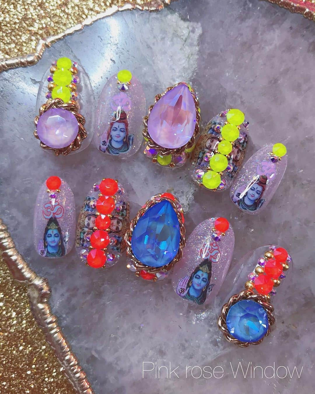 KAI32さんのインスタグラム写真 - (KAI32Instagram)「. 現在発売中の @nailvenus_magazine  2019 Summer P53にて、 @swarovski スワロフスキー社の新作クリスタルを使用したアートを掲載して頂きました🦋⚡️⚡️ . バキバキのネオンカラーがとっても可愛いですよ！🤦🏼‍♂️🧡💛💭 . . 使用アイテム #みんなの神様 シヴァ神 @shanailpro  #ヒンディーFont  #makeupwhip 507 . . . #pink_rose_window  #pinkrosewindow #shanail #shanailpro #makeupwhip #3tonemagic」6月7日 21時56分 - kai32