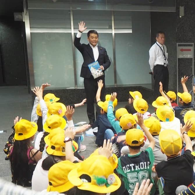 青山大人さんのインスタグラム写真 - (青山大人Instagram)「小学生の遠足のお手伝い。今日は石岡市立東成井小の5、6年生のみんなでした😊  #遠足 #国会見学 #東成井 #東成井小学校pta  #青山やまと #青山大人 #選挙区 #茨城6区 #土浦 #土浦市 #つくば #つくば市 #石岡 #石岡市 #かすみがうら #かすみがうら市 #つくばみらい #つくばみらい市 #小美玉 #小美玉市」6月7日 21時56分 - aoyamayamato