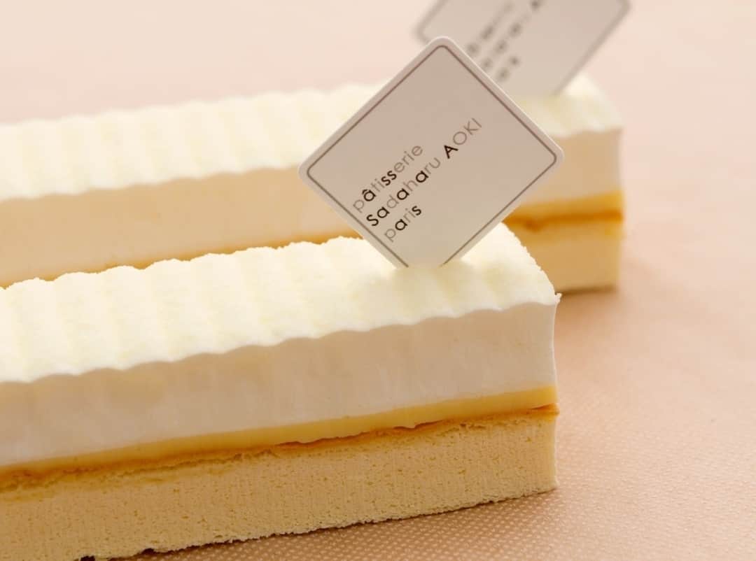 pâtisserie Sadaharu AOKI parisさんのインスタグラム写真 - (pâtisserie Sadaharu AOKI parisInstagram)「アオキの新作チーズケーキ「フロマージュ ユズ」 . 新作チーズケーキ「フロマージュ ユズ」の登場です。 . さわやかな柚子が香るしっとりやわらかな生地に、濃厚な口あたりのチーズのクリームを合わせました。口に含むと、チーズのまったりと濃密な味わいの後にふわっと軽やかな柚子の風味が漂います。 . １６日の父の日までの販売です。チーズケーキ好きの方や、甘いものが少し苦手なお父さんにも最適ですのでぜひお試しあれ！ . 【販売店舗】サダハルアオキ 全店舗 . 【販売期間】販売中　~　６月１６日（日）まで . #sadaharuaoki #サダハルアオキ #patisseriesadaharuaoki #パティスリーサダハルアオキパリ #デザート#instasweets #インスタスイーツ #スイーツ部 #スイーツ巡り #スイーツテロ  #インスタ映えスイーツ#大人スイーツ #ティータイム #コーヒーのお供#手土産 #差し入れ#フォトジェニックスイーツ #大人スイーツ#ケーキ#フロマージュユズ #チーズケーキ#柚子#父の日 #新作#フロマージュ#食スタグラム #インスタグルメ #美味しいもの巡り #ケーキ好き #ケーキ大好き」6月7日 22時00分 - sadaharuaoki_official