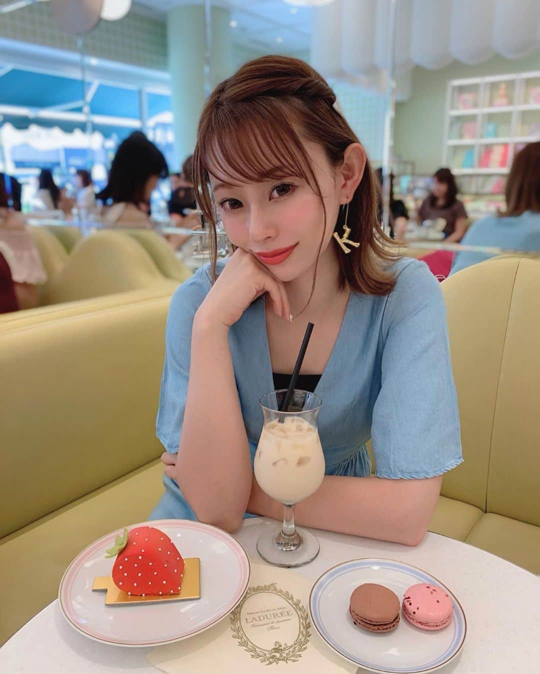 karen okajimaさんのインスタグラム写真 - (karen okajimaInstagram)「ㅤㅤㅤ ㅤㅤㅤ 可愛すぎるLADUREE💓💓 念願のLADUREEのカフェ行けて満足😍 いちごのケーキ可愛いし美味しかった🍓 #フレーズラデュレ ってケーキだよ🍰 滞在時間30分しか無理やったから またリベンジしたいな💭笑 ㅤㅤㅤ  東京にしかないからまた東京来た時行こ🥰 ㅤㅤㅤ 💘ラデュレ青山店 🏠東京都港区南青山5-9-15 OHMOTOビル 1F 📞03-6418-5325 ⏰11:00～20:00(L.O.19:00) モーニング：9：00～11：00 日曜営業  ㅤㅤㅤ #LADUREE #ラデュレ #laduree青山  #青山グルメ #青山カフェ #グルメ岡島 #岡島かれん #表参道カフェ」6月7日 22時00分 - karenokajima0318